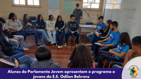 Alunos do Parlamento Jovem apresentam o programa a jovens da E.E. Odilon Behrens